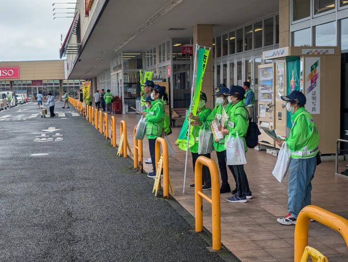 防犯連絡員が市民に対して防犯対策の実施の呼びかけをおこなっている