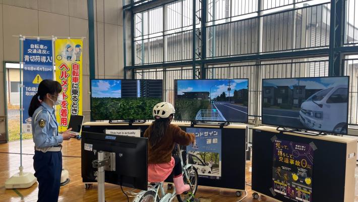 子どもが自転車シュミレーターを体験している様子