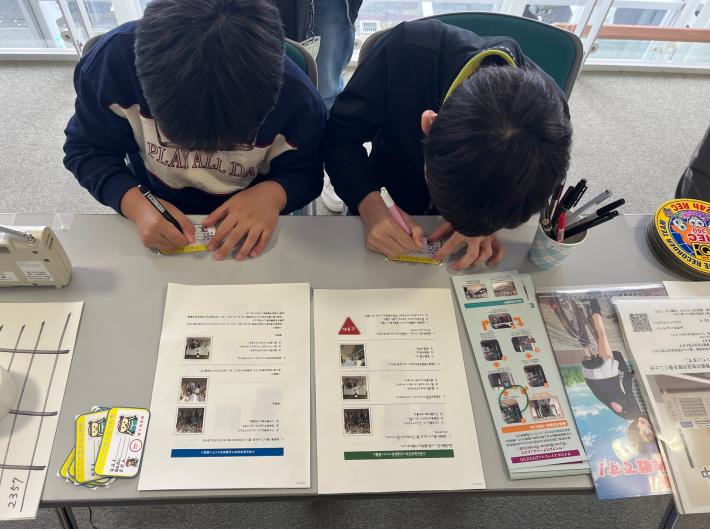 子どもたちが免許証を作成する様子