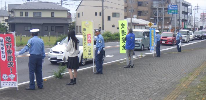 聖徳大学附属取手聖徳女子高等学校の生徒が自転車運転者に啓発品を配る様子