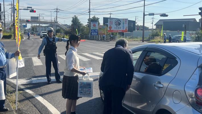 市長と藤代高校の生徒が運転手に交通安全を呼びかける様子