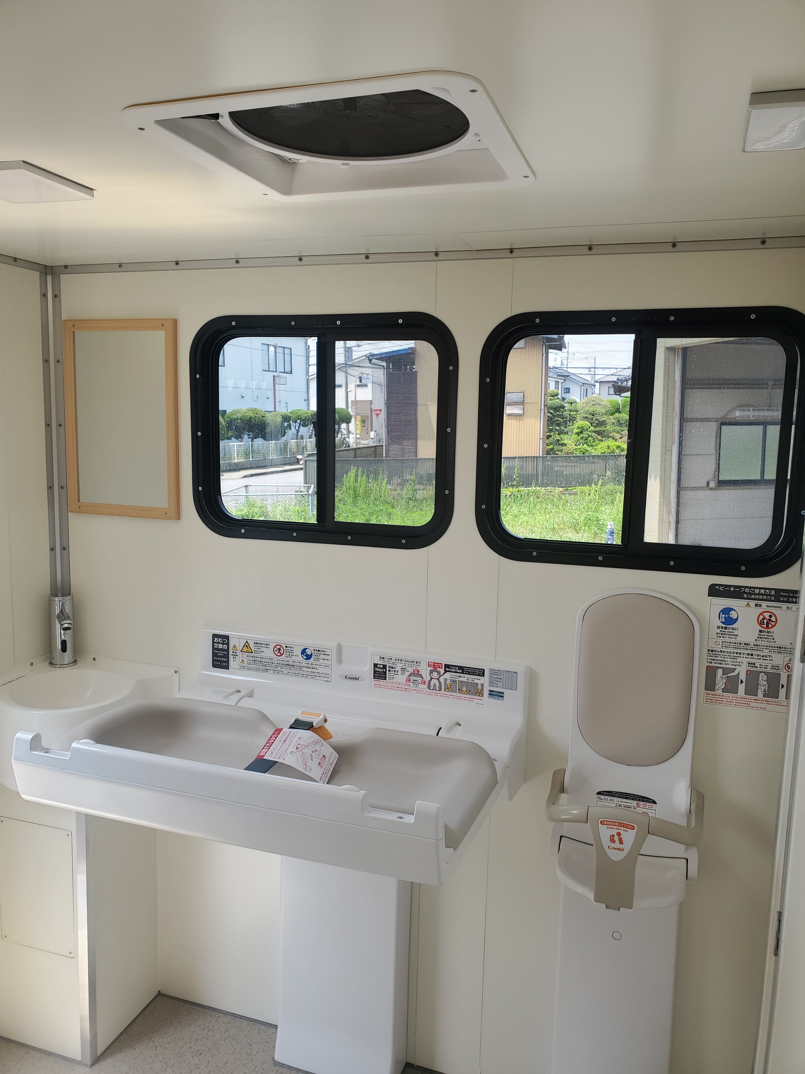 多機能トイレのベビーベッドとベビーチェアの写真