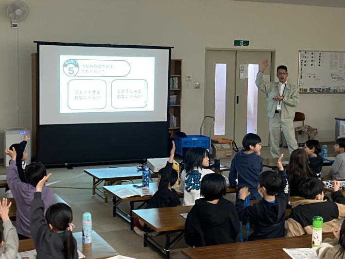 地震クイズで児童のみなさんが挙手している様子