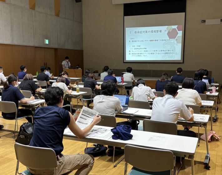 竜ケ崎保健所の山口様が講演を行っている様子