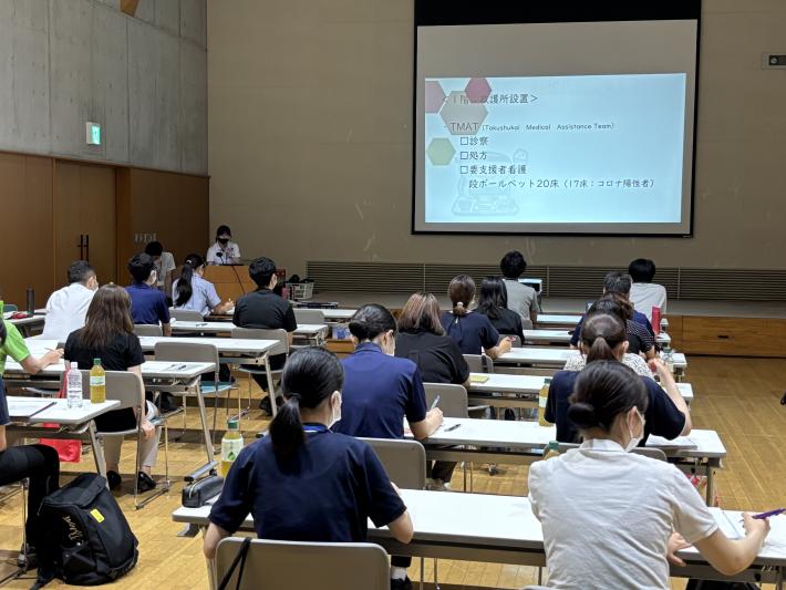 取手市保健センターの渡辺副参事が講演している様子