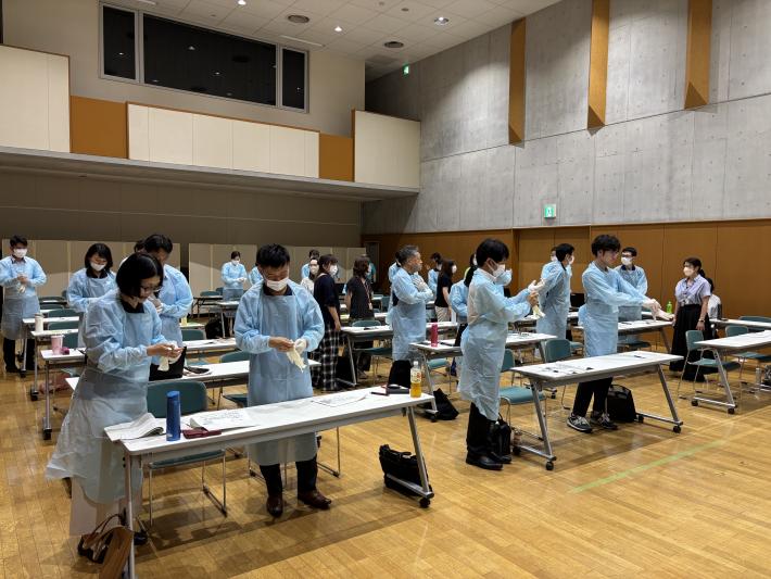 感染防護服の着用実習の様子
