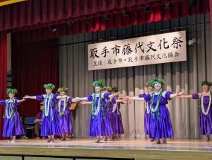藤代公民館の舞台上でフラダンスを踊る人々