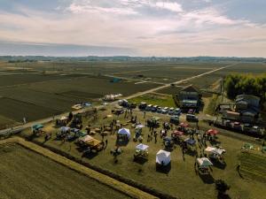 広がる畑の上にテントがいくつもありにぎわっているマルシェの様子