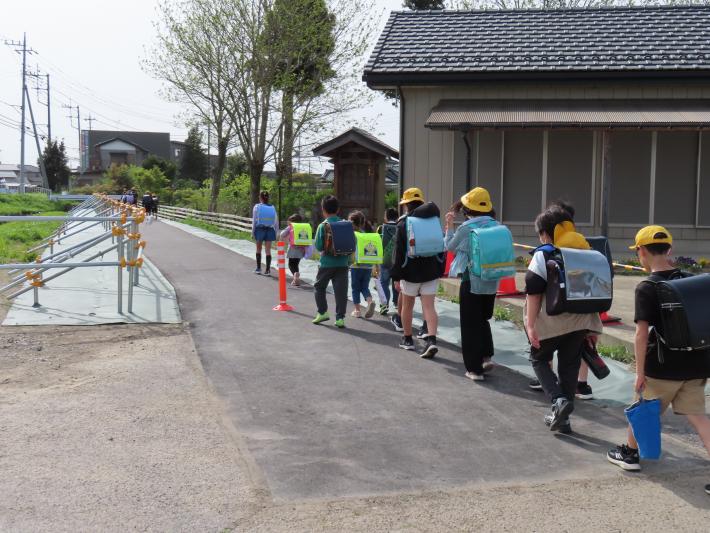 にっこり通りを小学生が歩く写真