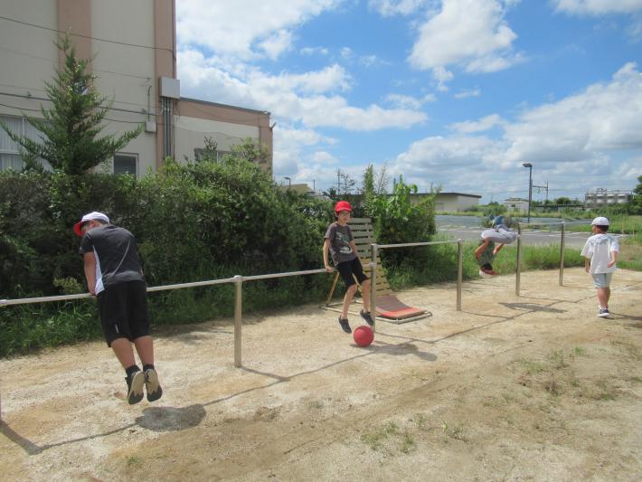 児童が低鉄棒で遊んでいる