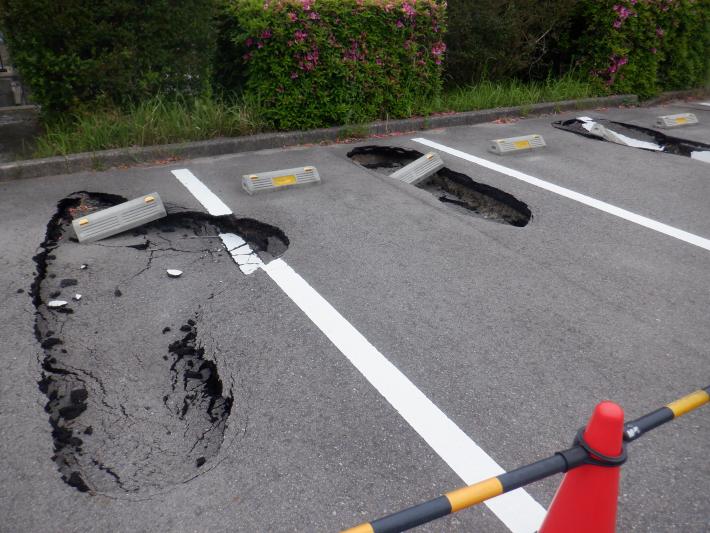 駐車場が陥没している