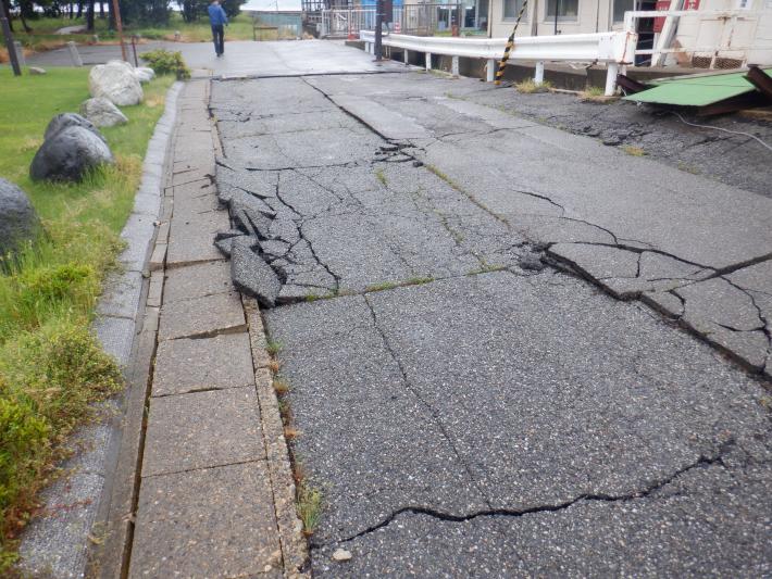 道路がひび割れしている