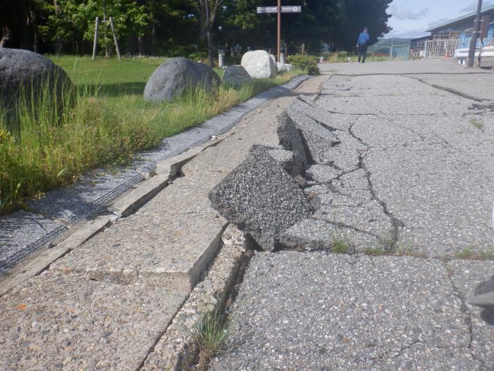 道路が隆起している