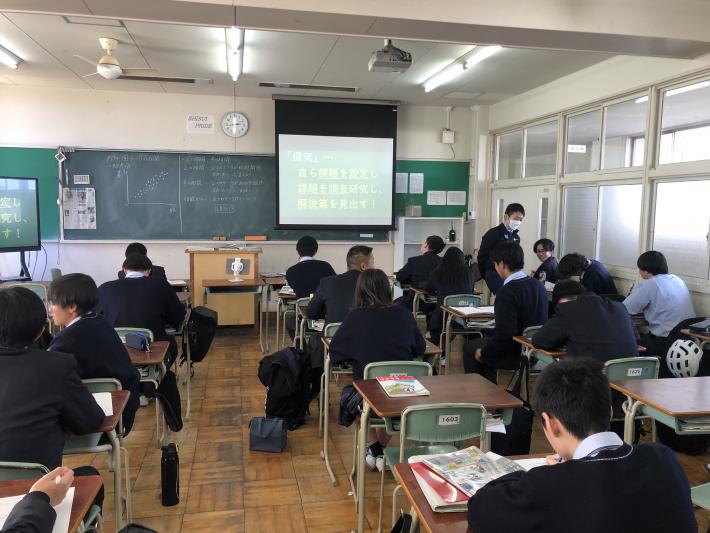 教室内で椅子に座って作業をする学生たち