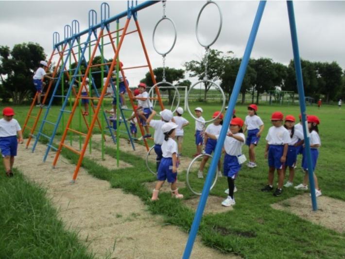 久賀小学校の大型肋木で子どもたちが遊んでいる