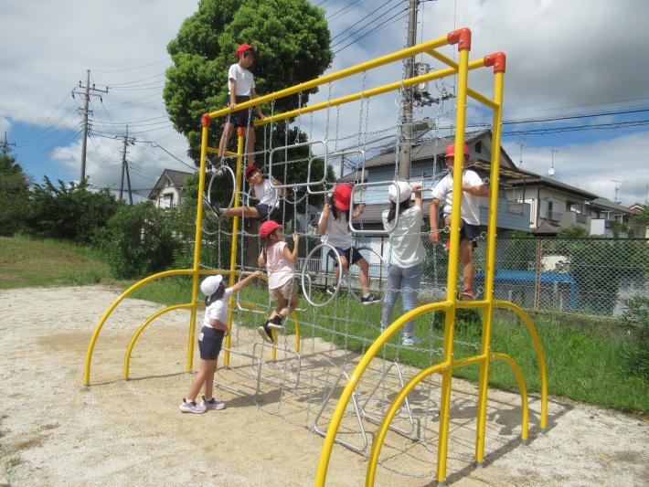 六郷小学校のチェーンネットジャングルで子どもたちが遊んでいる