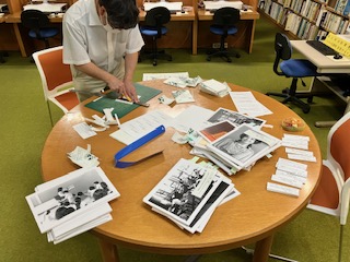 図書館職員がパネルを作成している写真