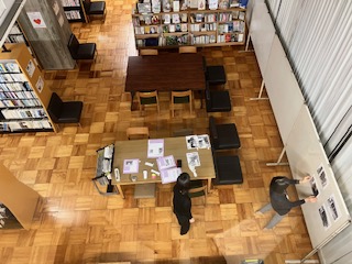 天井から見た展示場所の写真