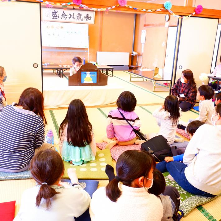 紙芝居を楽しむ様子