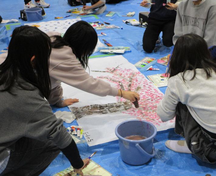 児童がさまざまな色を使用して個性あふれる作品を制作する様子