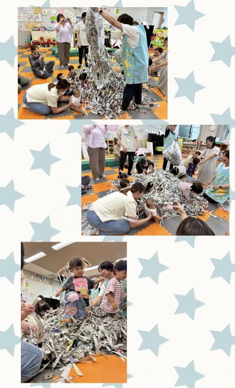 親子で新聞紙をやぶいている写真