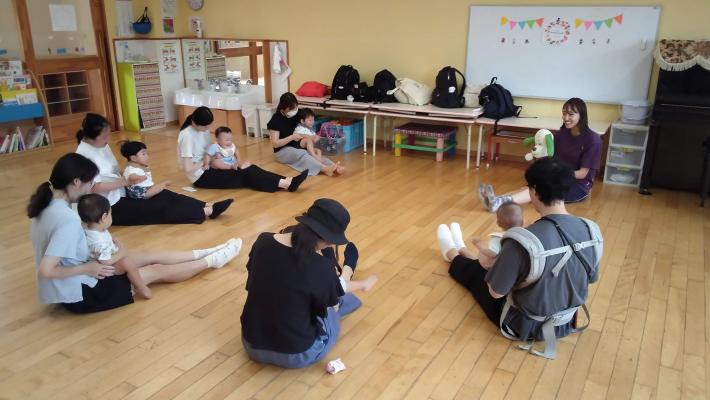 わらべ歌を楽しむ親子