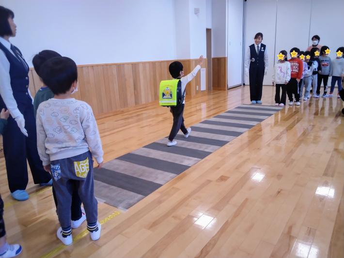 男の子がランドセルを背負った写真