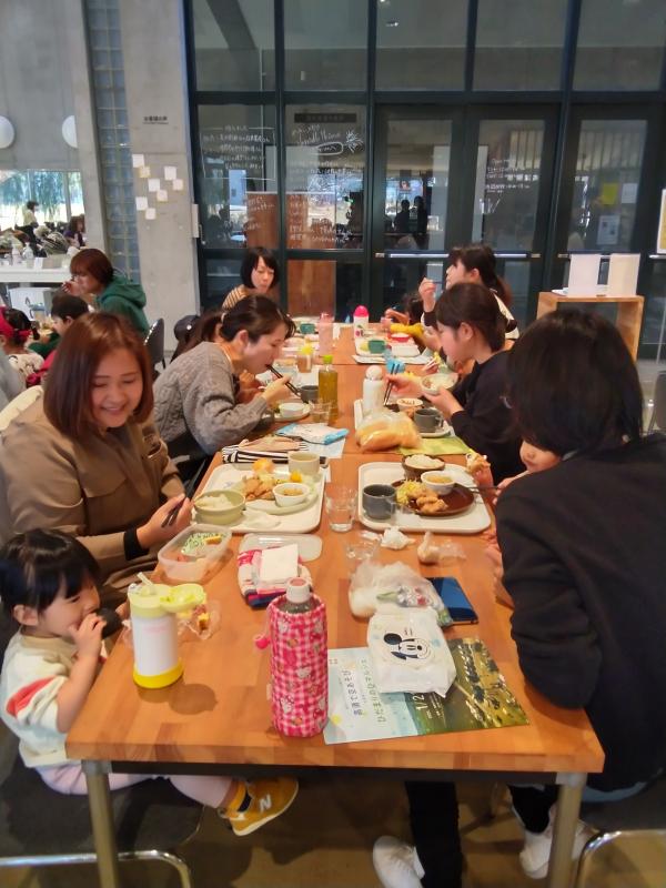 親子で楽しく食べている写真