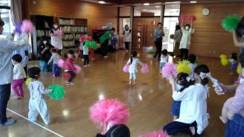 運動会でダンスしている写真