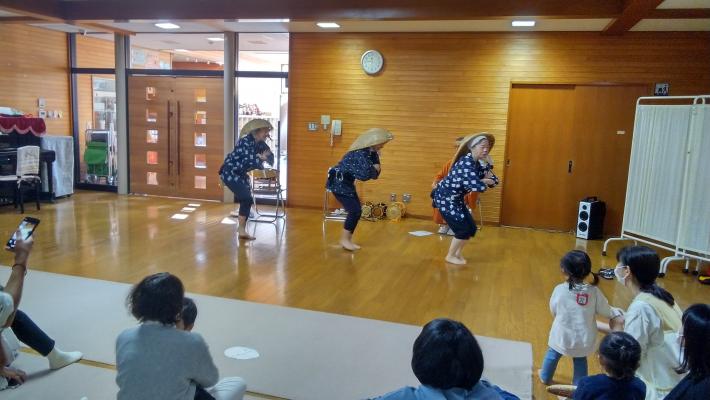 安来節を3人で披露している写真