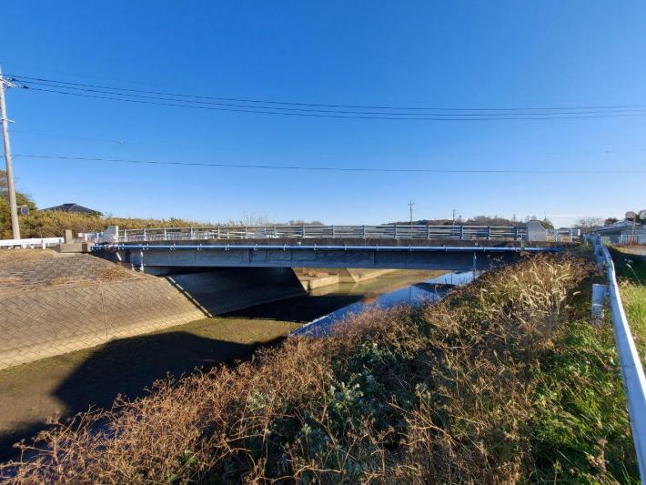 旧水戸街道の相野谷川に架かる土橋（遠景）