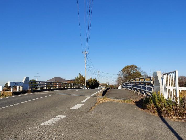 旧水戸街道に架かる土橋の道路面