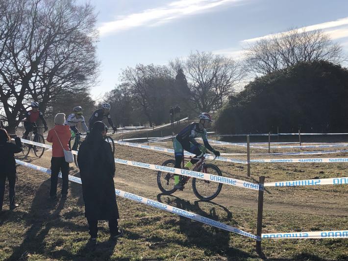 アップダウンのあるコースを自転車でかける参加者