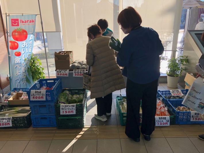 野菜を品定めする人たち