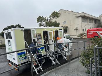 外に展示されたトイレトラック