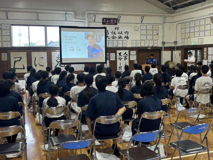 座って講座を聞くこともたち