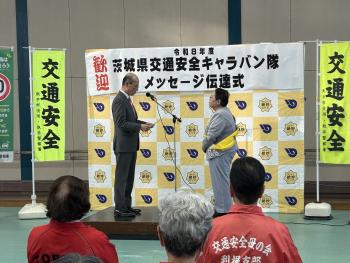 メッセージ伝達式と書かれた看板の下で向かい合う男女