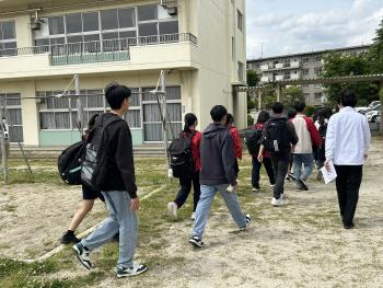 学校の外に移動する学生たち