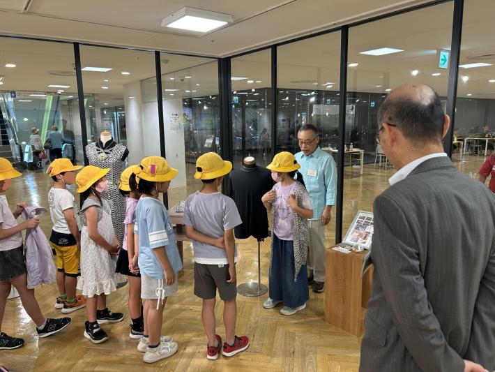 アートの前に並ぶ子どもたちとそれを見守る大人たち