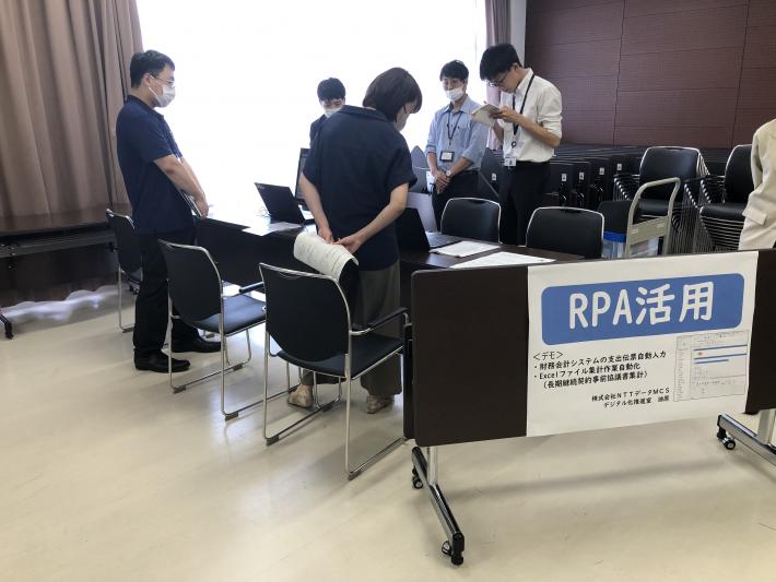 RPA活用と書かれた展示ブースに集まる人たち