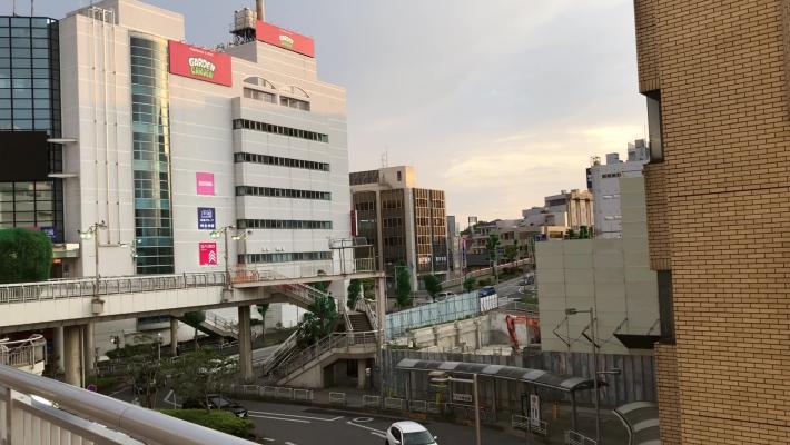 開発が進む駅周辺地域。取り壊される前の大きなビルがある。