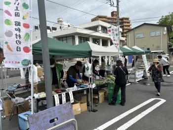 テントの下に並べられた特産品を販売する様子