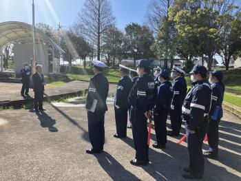 警察の制服を着た人に向けて挨拶をする市長