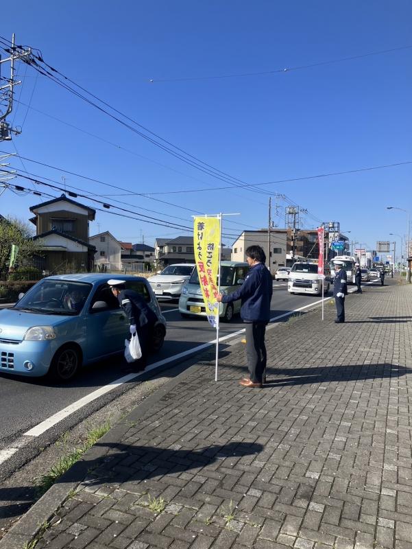 車両にのった人に声掛けをする警察服を着た人