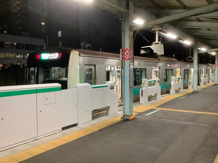 駅構内に設置された、落下防止用のホームドア