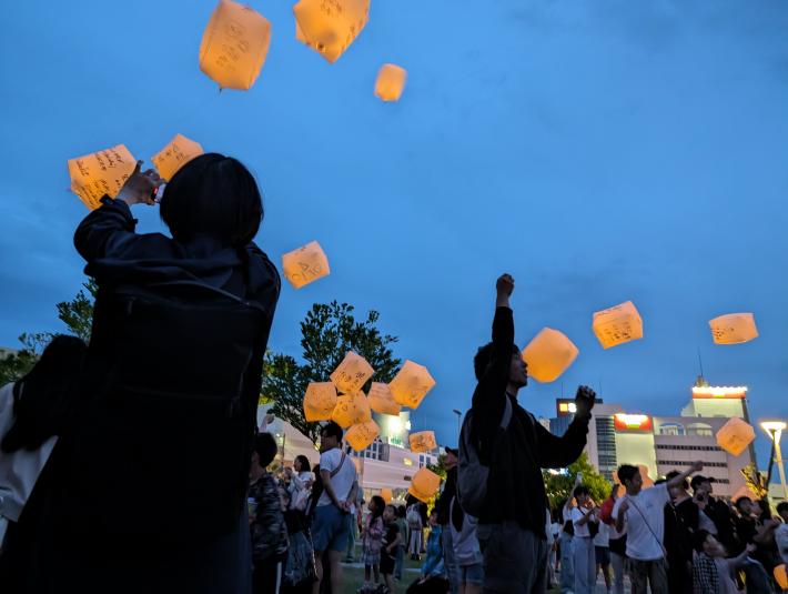 夜空に浮かぶ複数のランタン