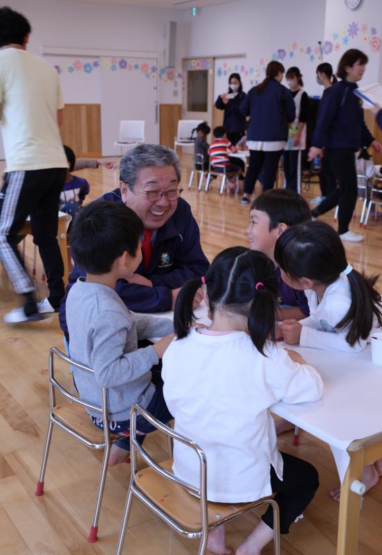  子どもたちに笑いかける市長