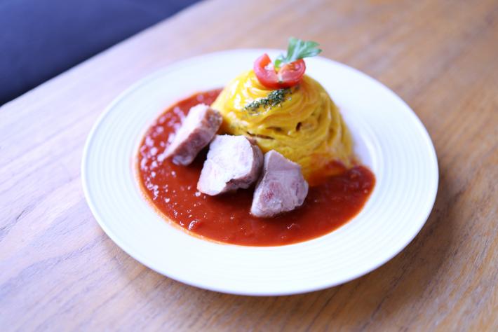 お肉が手前に並べられたオムライス