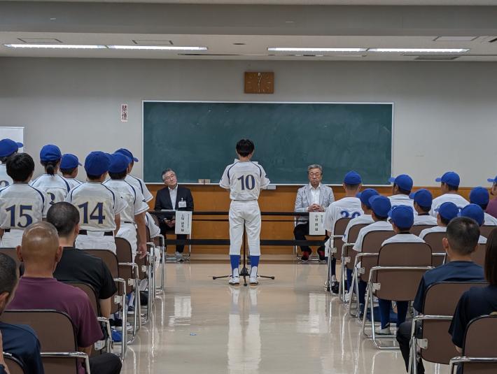 ユニフォームを着た子どもが大人に向けて選手宣誓をしている