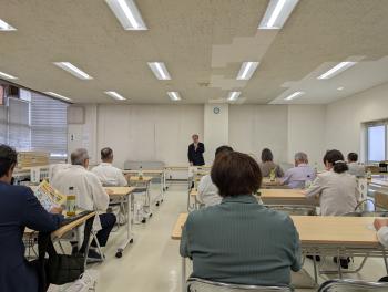 取手市食品衛生協会の会員の前であいさつをする市長